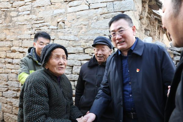 恒源熱力集團(tuán)公司黨委書記、董事長(zhǎng)王悅勤到第一書記幫扶村走訪慰問(wèn)